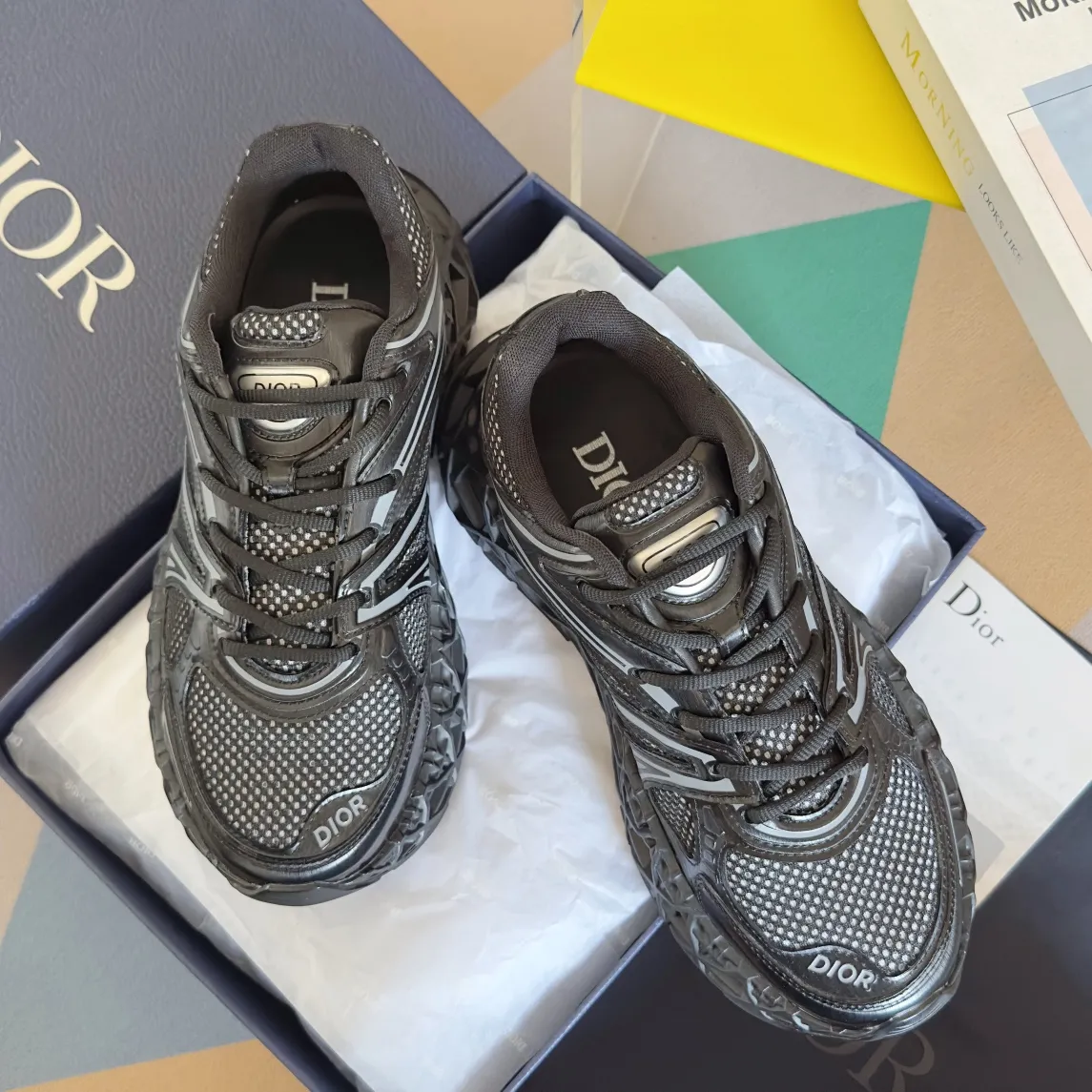 【DIOR】P:800💰 Men's 39-44. (Male 45.46 custom-made) Dior kawa Dior joint 2025ss casual sports shoes‼ ️ Reinterpret running shoes with dior’s haute couture style. b35 is made of fine-textured leather and mesh fabric materials. It can be worn in all seasons, is comfortable and breathable, and has many lines on the shoe body to outline details. It has a full retro three-dimensional feel and can create a casual look all year round!